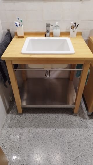 Mueble lavabo con grifo de IKEA 