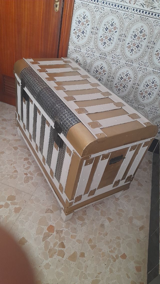 Baúl antiguo restaurado blanco y dorado
