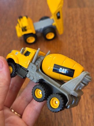 Lote Minis CAT: Excavadora, Camión y Hormigonera
