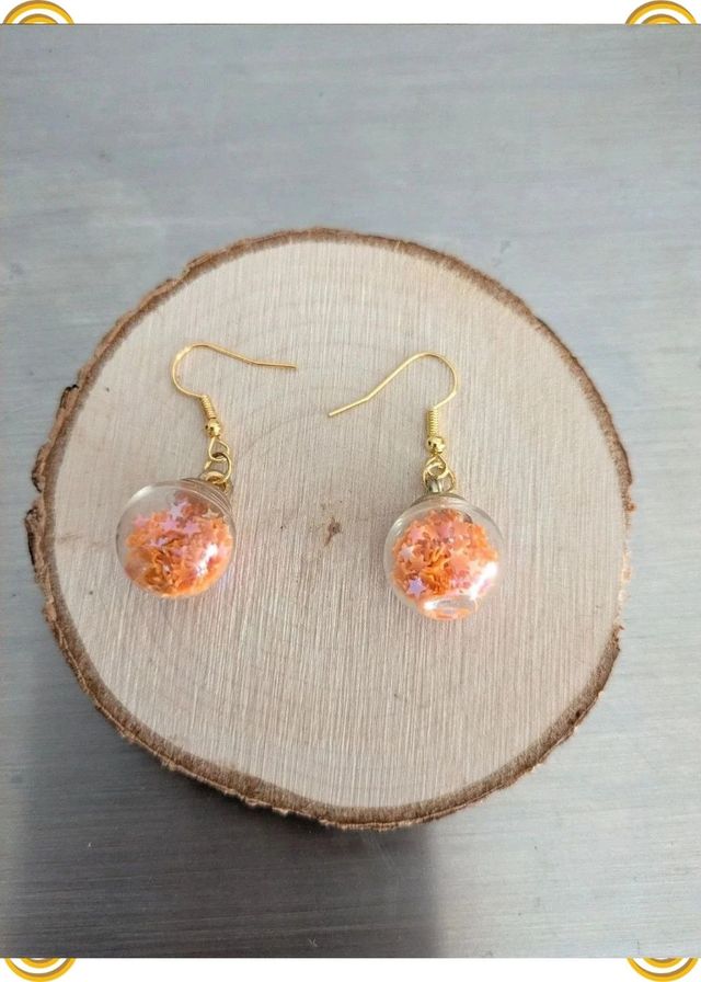 Pendientes dorados con flores naranja