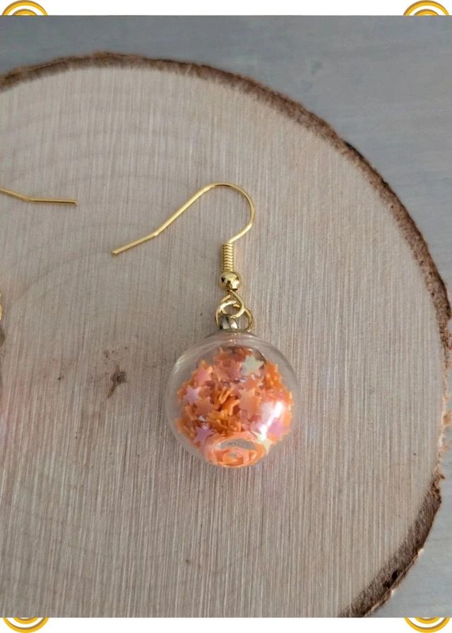 Pendientes dorados con flores naranja