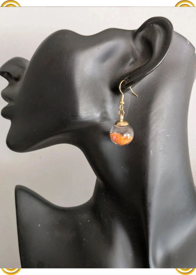 Pendientes dorados con flores naranja