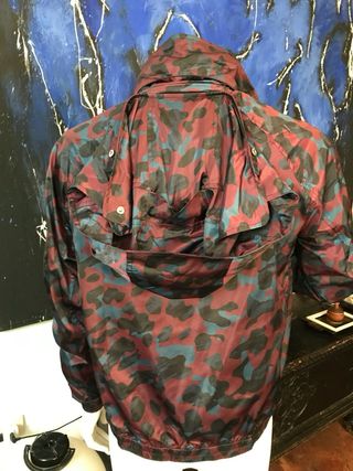 Giacca Louis Vuitton mimetica urbana con cappuccio