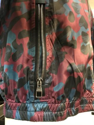 Giacca Louis Vuitton mimetica urbana con cappuccio