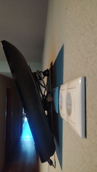 Televisor Samsung de 24 pulgadas con soporte pared
