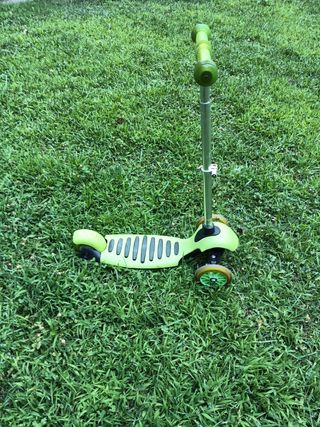 Monopatín infantil verde