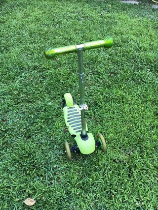 Monopatín infantil verde