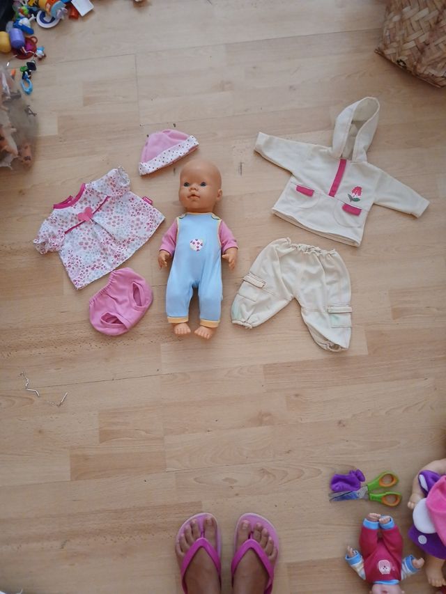 Muñeca bebé + 2 vestidos