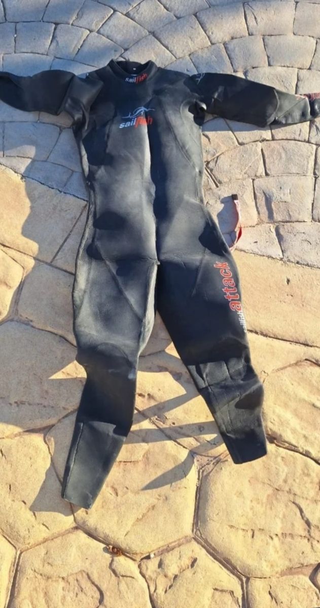 Equipo kitesurf: Tabla,cometa y traje de neopreno