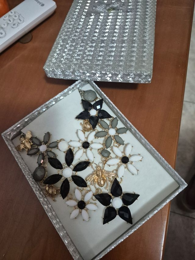 Collar flores blanco y negro