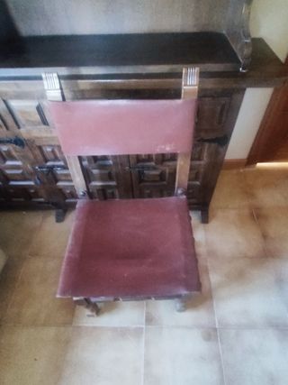 Mueble y 4 sillas castellanas
