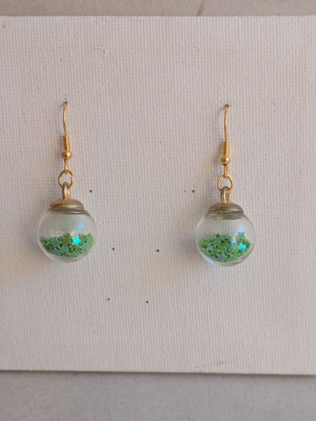 Pendientes redondos dorados con purpurina verde