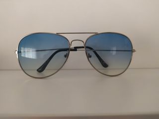 Gafas Aviador azules modernas y elegantes.