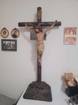 Crucifijo antiguo de madera de un siglo