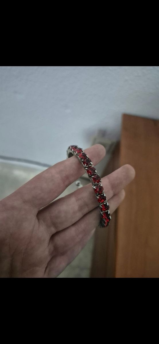 Pulsera roja y plata