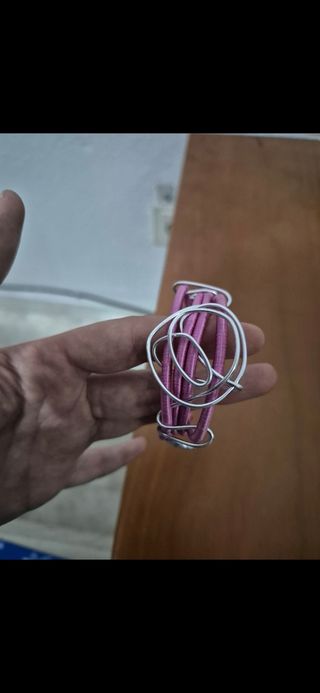 Pulsera de alambre rosa y plata