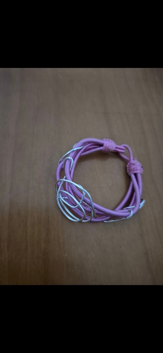 Pulsera de alambre rosa y plata