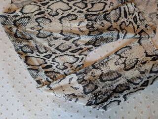 Blusa negra y gris estampado serpiente