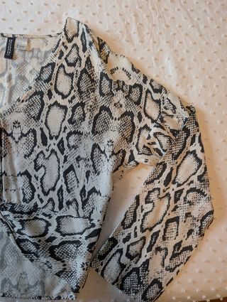 Blusa negra y gris estampado serpiente