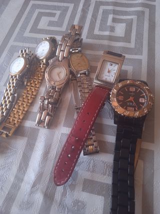 Lote 5 relojes dorados y plateados
