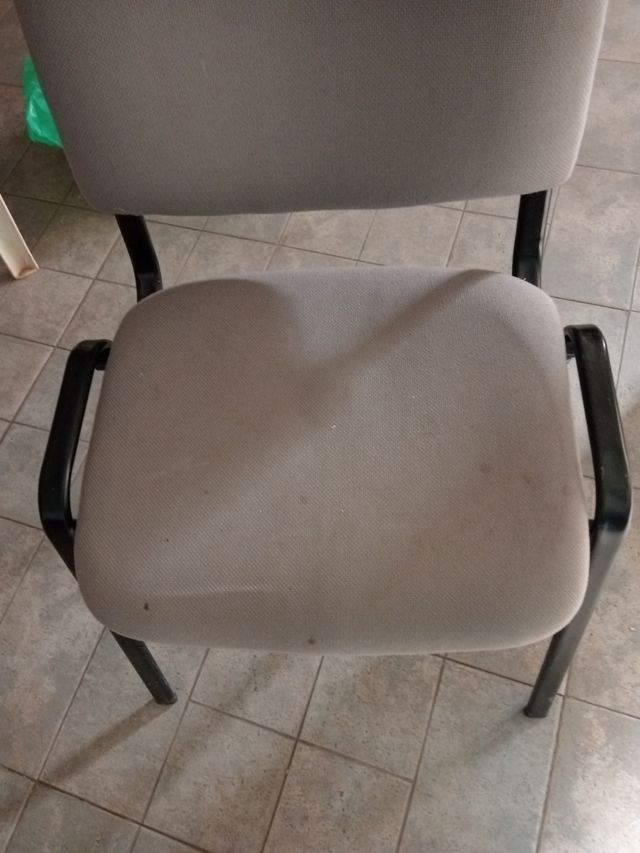 Silla gris metalica usada