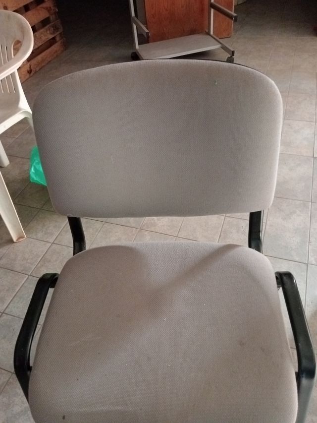 Silla gris metalica usada