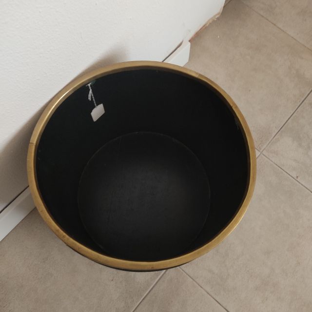 Macetero mimbre negro dorado