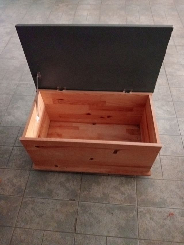 Baúl de madera marrón y gris