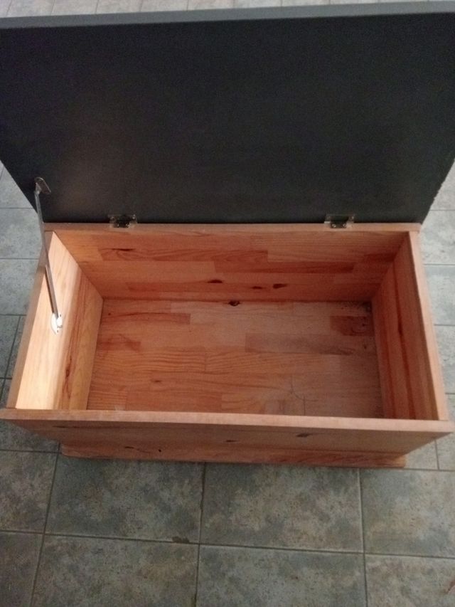 Baúl de madera marrón y gris