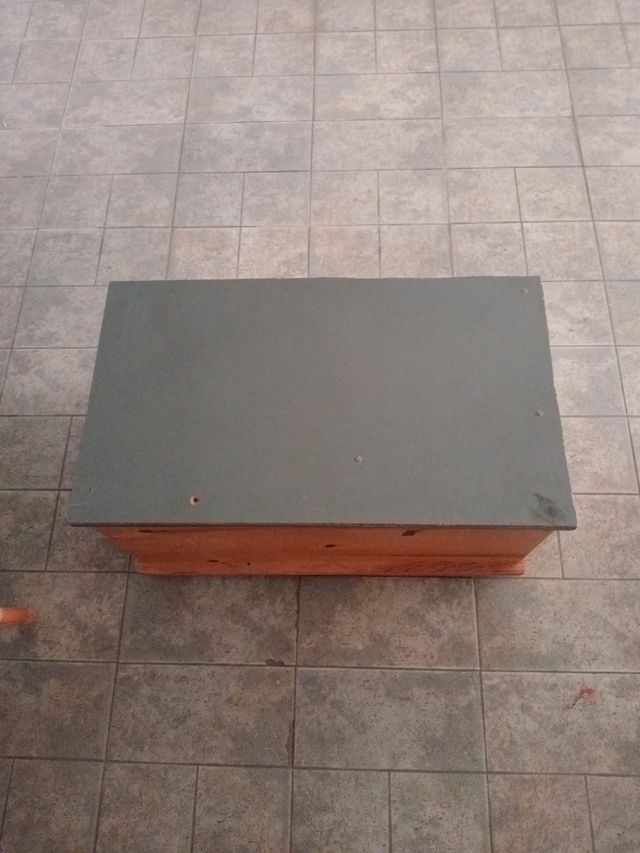 Baúl de madera marrón y gris