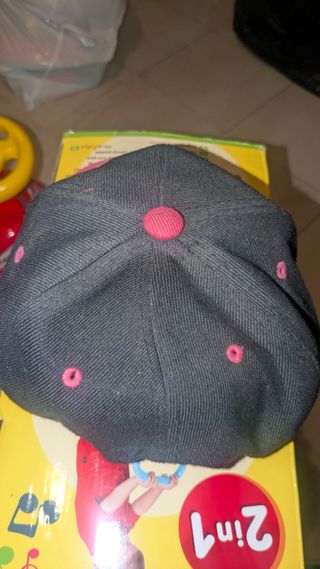 Gorra Obey negra y rosa