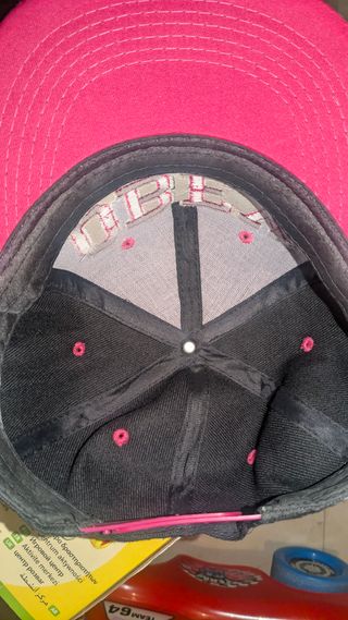 Gorra Obey negra y rosa