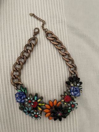 Collar Zara flores multicolor