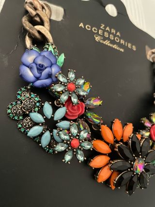 Collar Zara flores multicolor