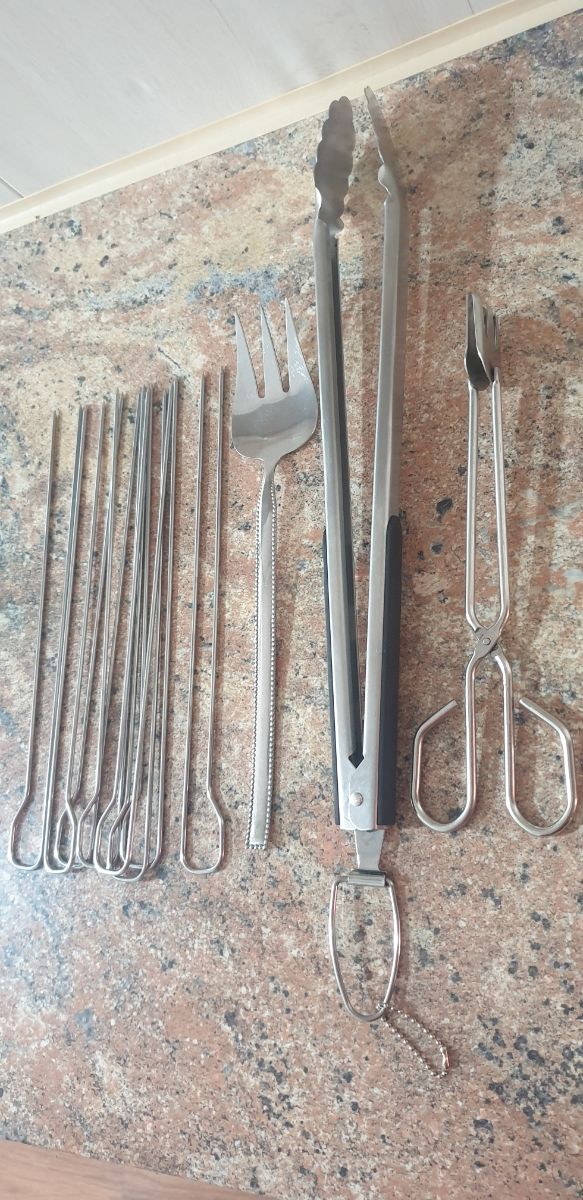 Set barbecue: spiedini, pinze e forchetta