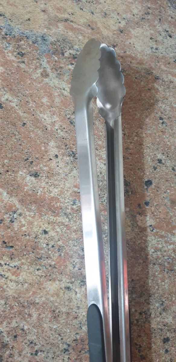 Set barbecue: spiedini, pinze e forchetta