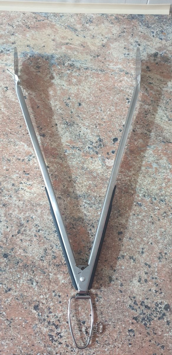 Set barbecue: spiedini, pinze e forchetta