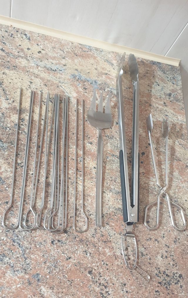 Set barbecue: spiedini, pinze e forchetta