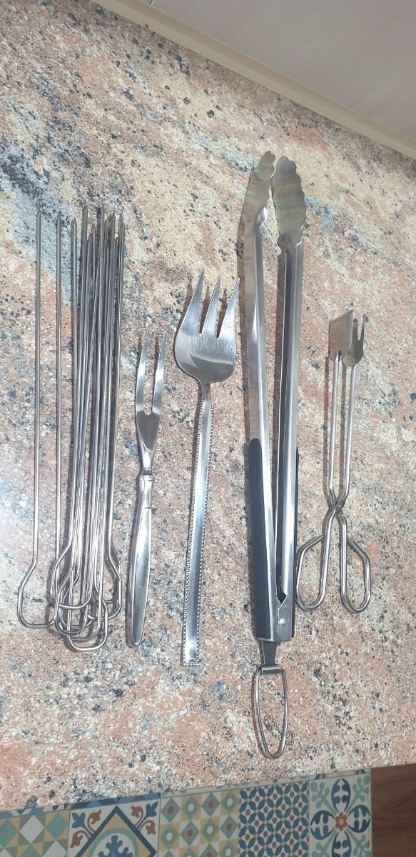Set barbecue: spiedini, pinze e forchetta