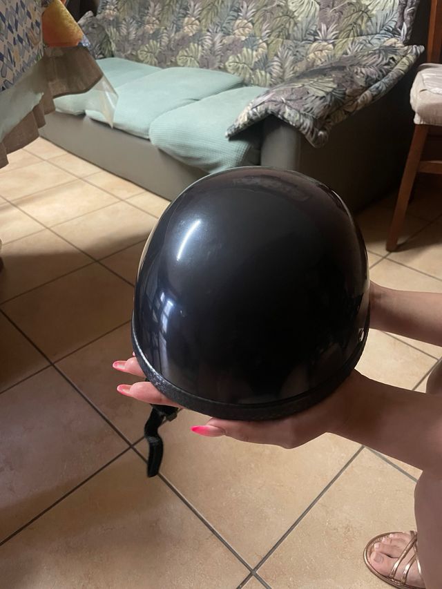 Casco a scodella nero lucido