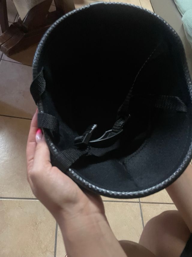 Casco a scodella nero lucido