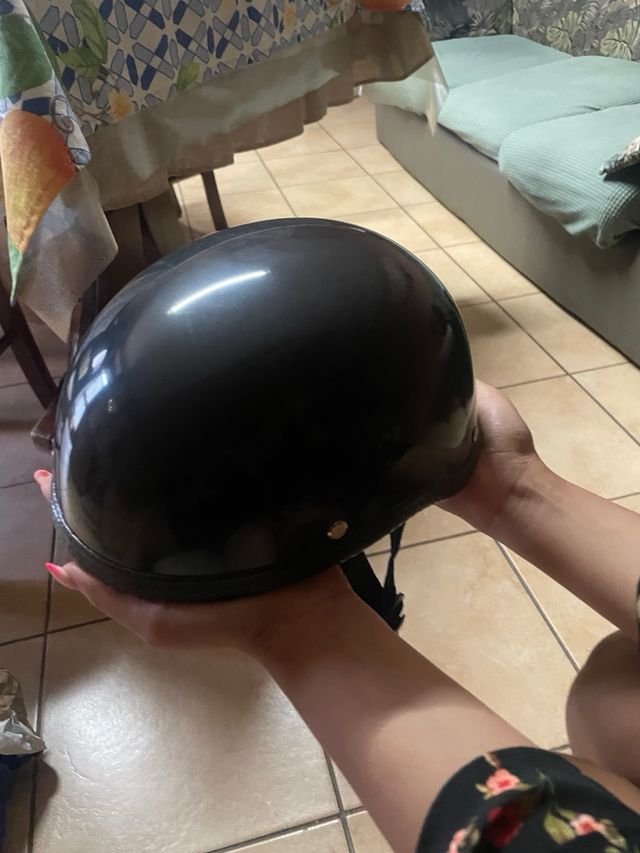 Casco a scodella nero lucido