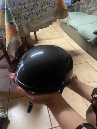 Casco a scodella nero lucido