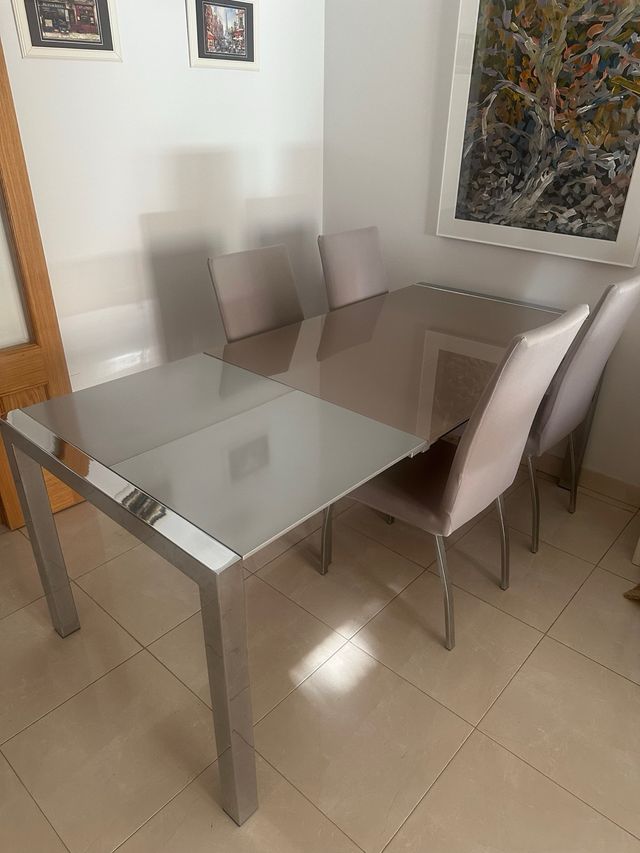 Mesa comedor extensible + 4 sillas