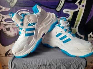 40 Balenciaga x Adidas Sneakers