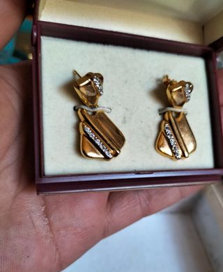 Pendientes chapados en oro antiguos