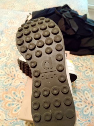 Zapatillas beige y blancas