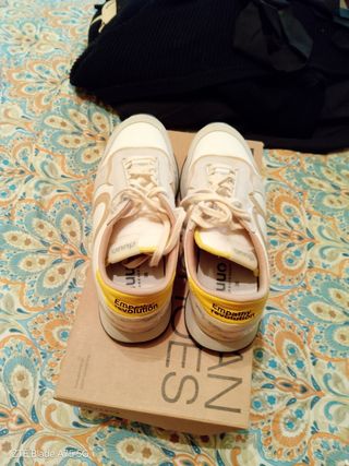 Zapatillas beige y blancas