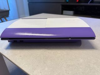 PS3 Super Slim morada y blanca personalizada