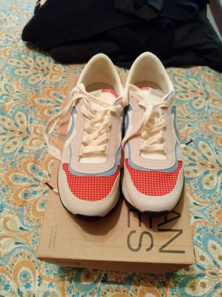 Zapatillas Veganas Blancas y Rojas